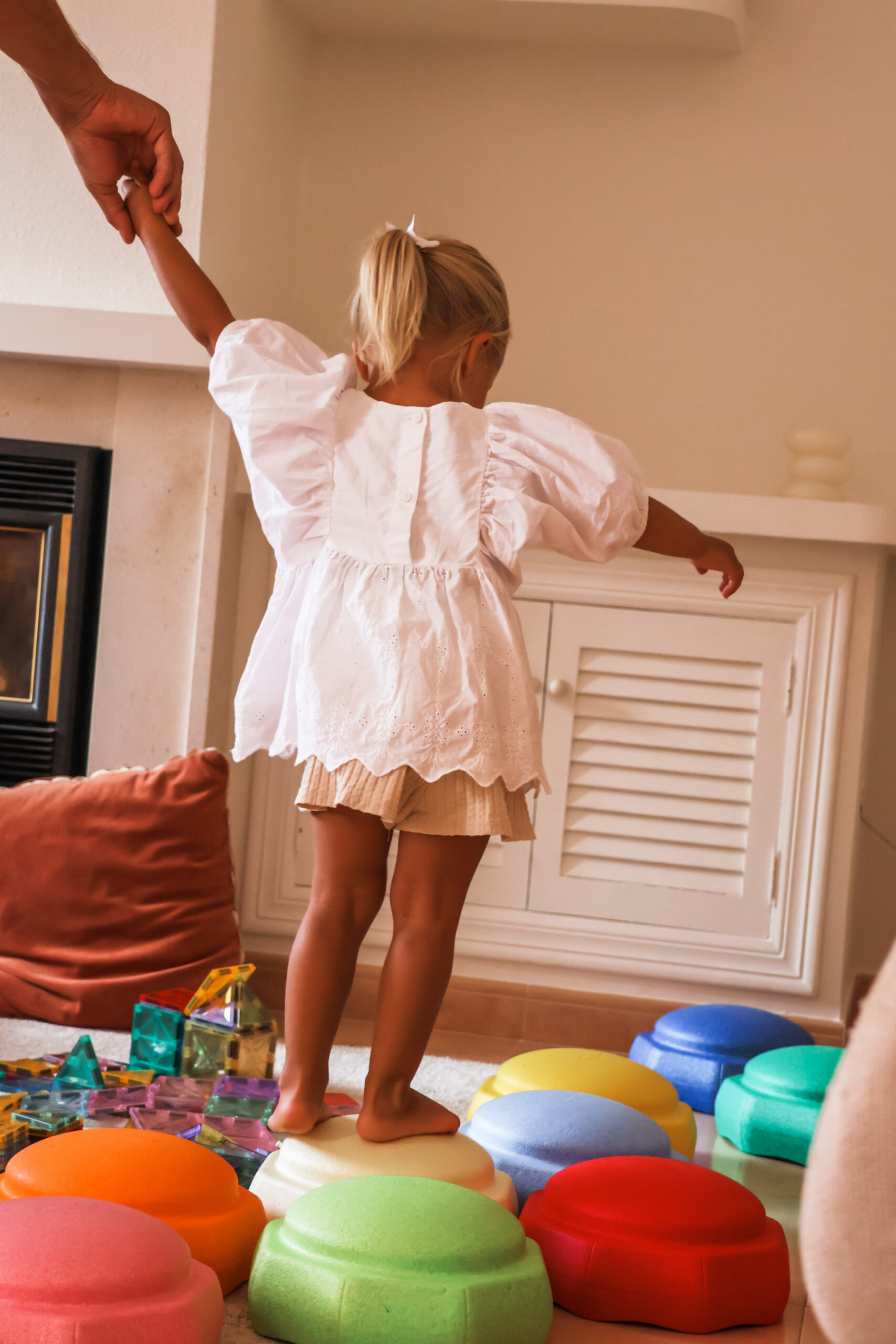 Veel ouders zoeken een opvangplek die niet alleen praktisch is, maar ook voelt als een tweede thuis voor hun kind. Gastouderopvang is daarin uniek. Het combineert warmte en kleinschaligheid met professionaliteit en flexibiliteit. In dit artikel zetten we de vijf grootste voordelen van gastouderopvang uitgebreid op een rij.